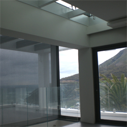 Wohnraum mit Luftraum zum Essbereich und Glasboden zum Masterbedroom |Ausstattung aller Fenster mit innenseitigen Sonnenschutzscreens
